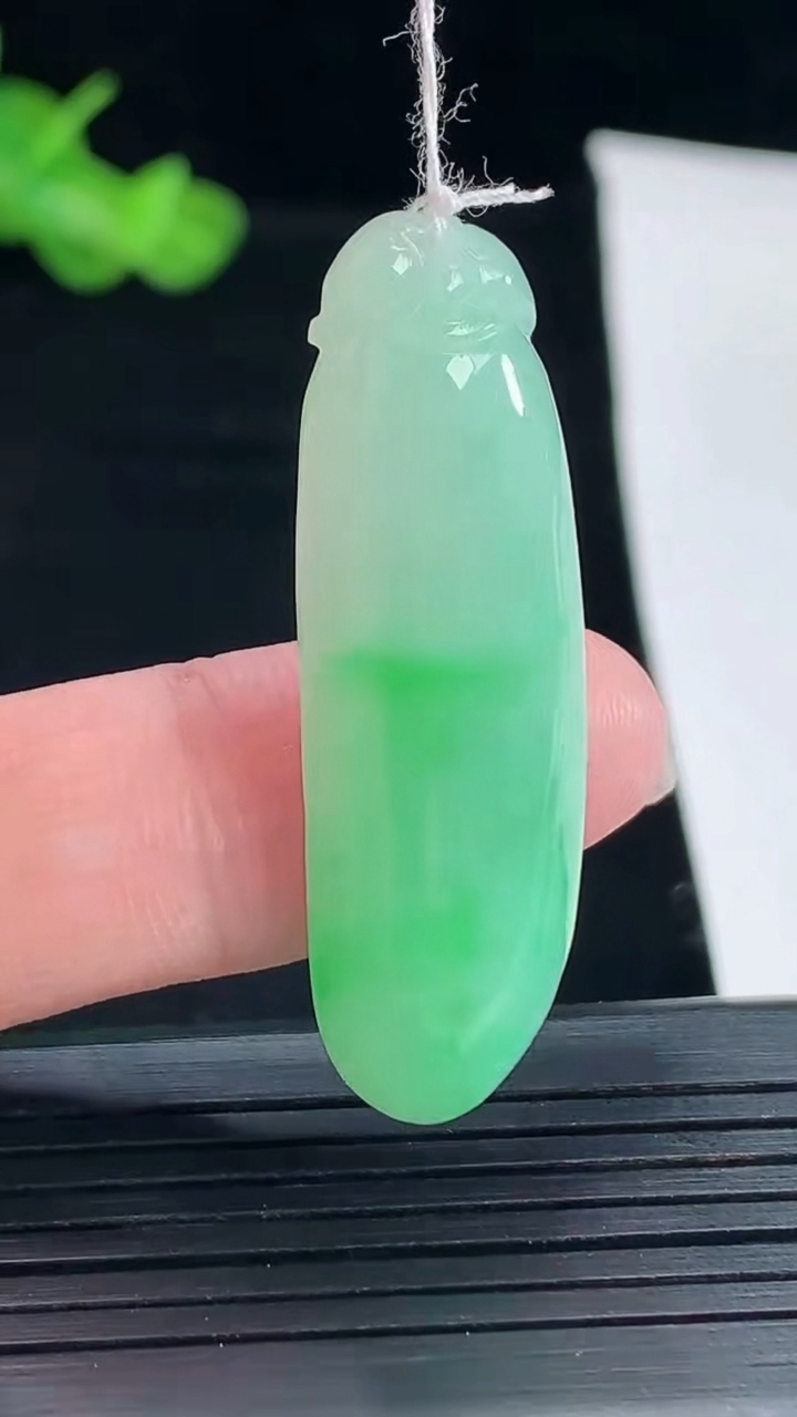 天然A货翡翠福瓜吊坠，尺寸41-13.3-6.5重量:7.81g
5月5日