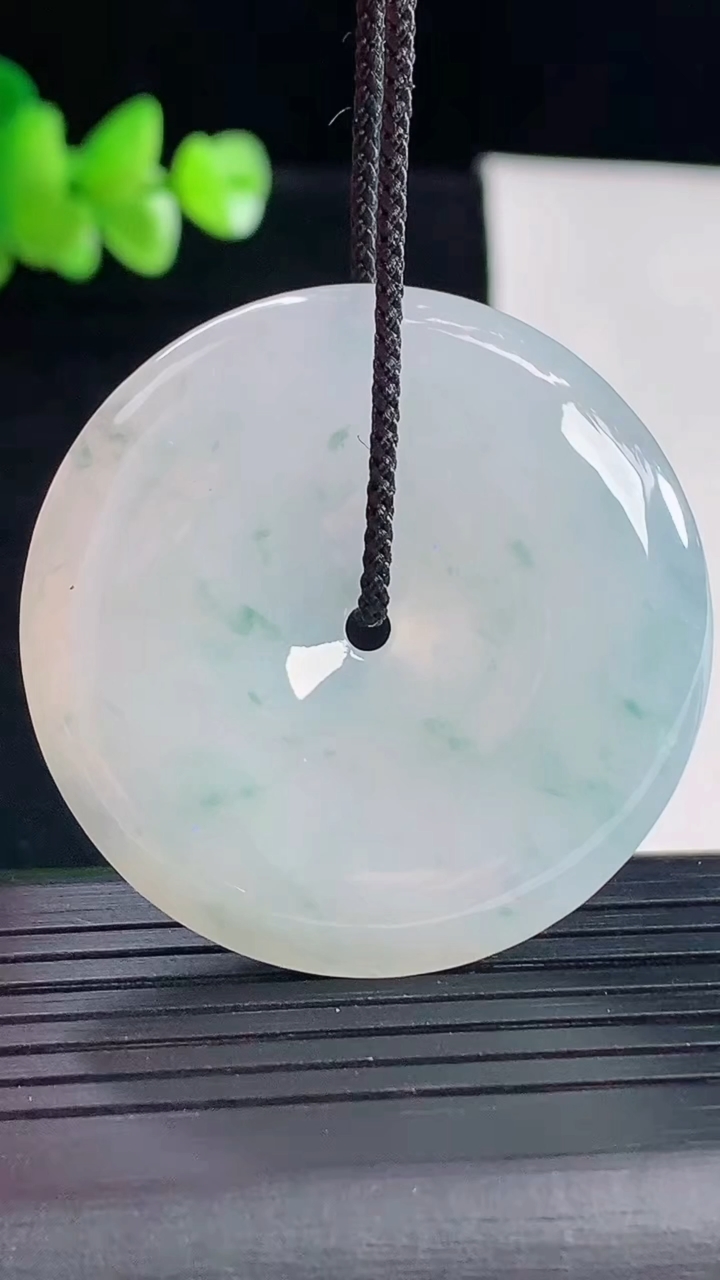 天然A货翡翠冰种飘花平安扣吊坠，尺寸40-6.5重量:21.19g
5月5日