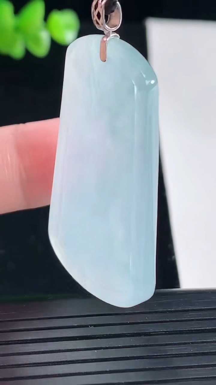 天然A货翡翠山水牌吊坠，尺寸44.5-25-5重量:12.85g
5月5日