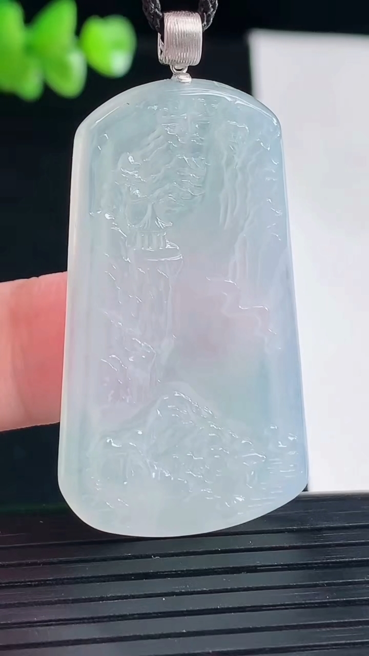 天然A货翡翠山水牌吊坠，尺寸44.5-25-5重量:12.85g
5月5日