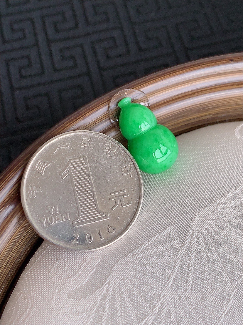 天然A货翡翠满绿阳绿葫芦镶嵌件 
尺寸17.4-10-6mm 重量2.13g 0501
