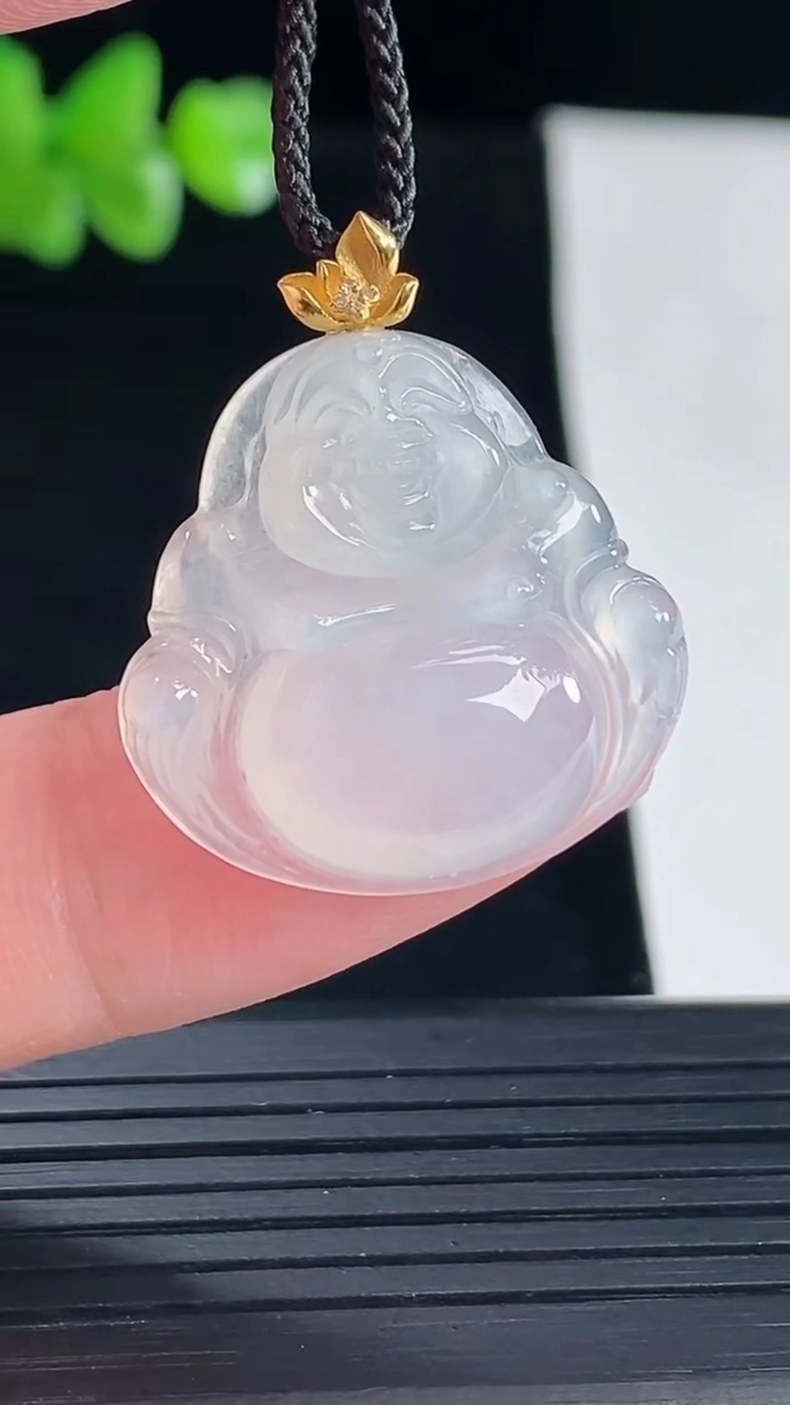 天然A货翡翠种白冰佛公吊坠，尺寸22.5-24-5.2重量:4.36g
5月5日