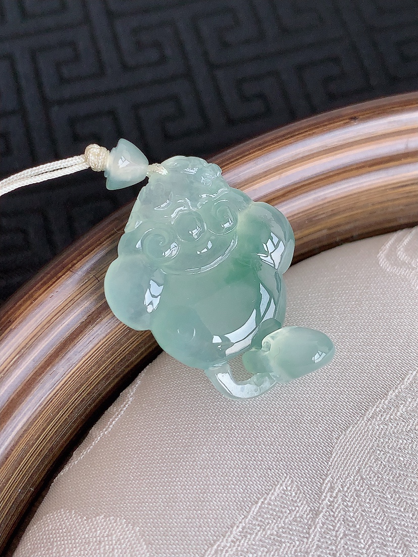 天然A货翡翠晴水如意吊坠 
尺寸32-20-5.5mm 重量5.38g 0501