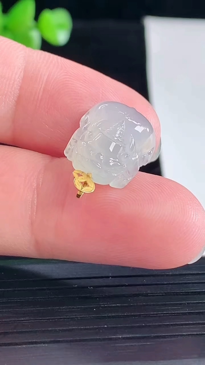 天然A货翡翠种白冰貔貅吊坠，尺寸15.8-13.2-6.2重量:2.25g
5月5日