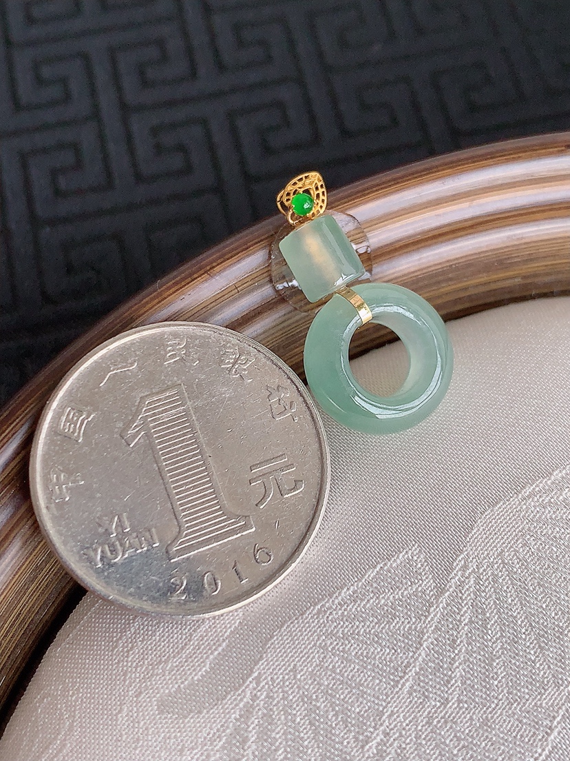 天然A货翡翠18K金镶嵌晴水平安环吊坠 
尺寸23.8-13-5mm 重量2.20g 0501