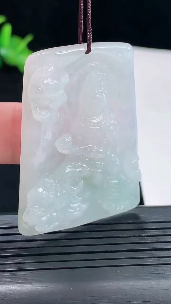 天然A货翡翠飘花文殊菩萨吊坠，尺寸47-34-5.6重量:17.76g
5月5日