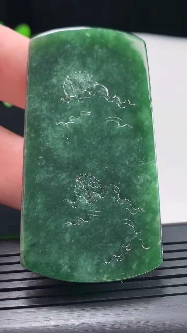 天然A货翡翠山水牌吊坠，尺寸66-33.5-6.2重量:33.99g
5月5日
