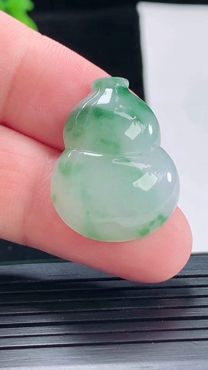 天然A货翡翠葫芦吊坠，尺寸27-21-6.5重量:6.70g
5月5日