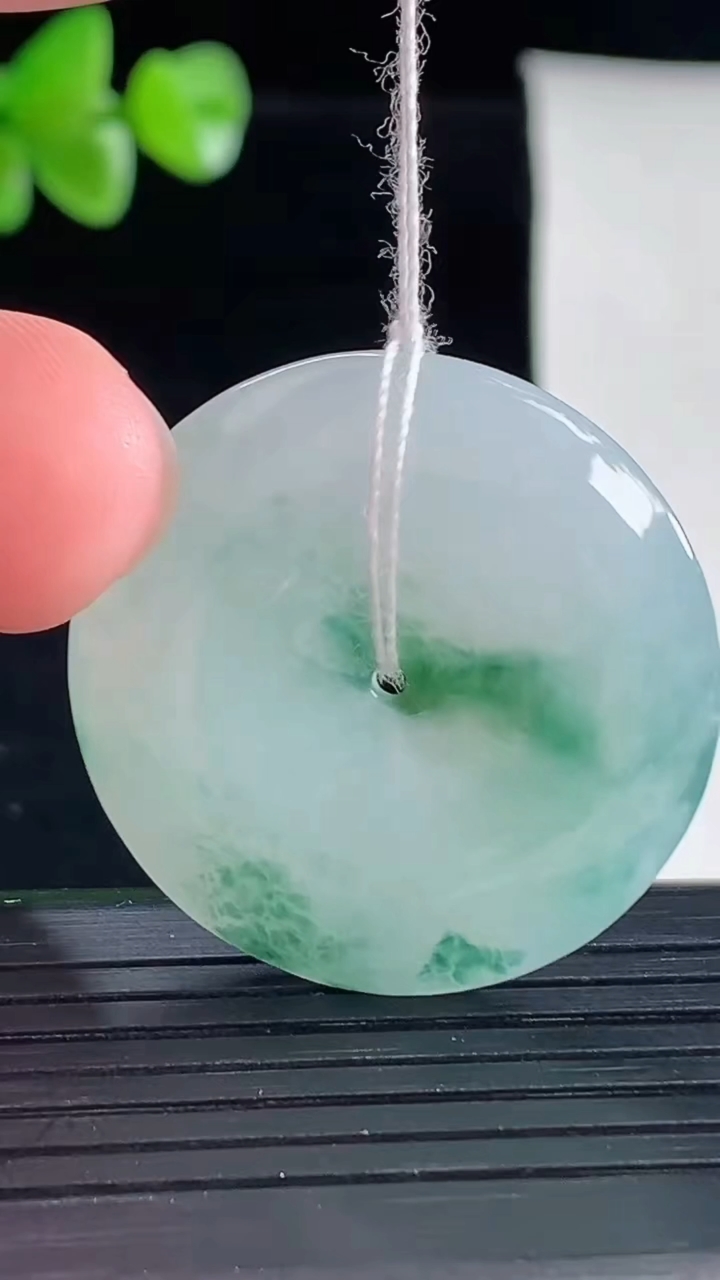 天然A货翡翠飘花平安扣吊坠，尺寸31-6.2重量:11.71g
5月5日