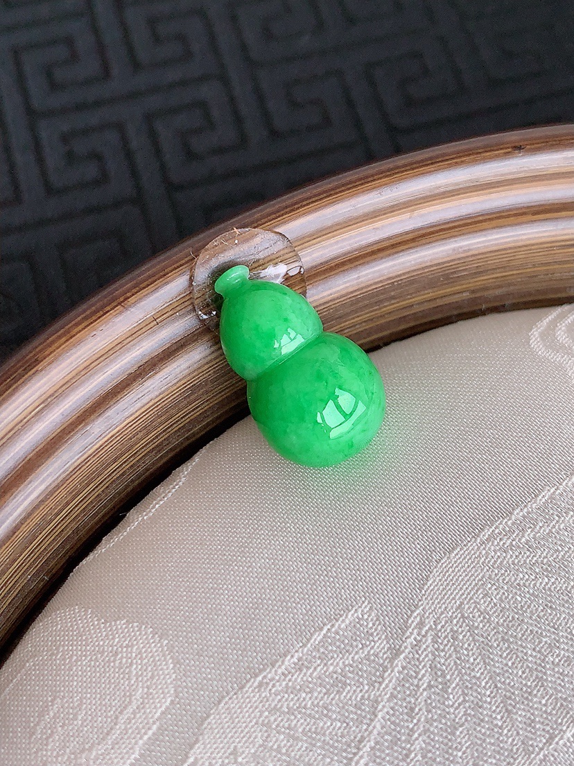 天然A货翡翠满绿阳绿葫芦镶嵌件 
尺寸17.4-10-6mm 重量2.13g 0501