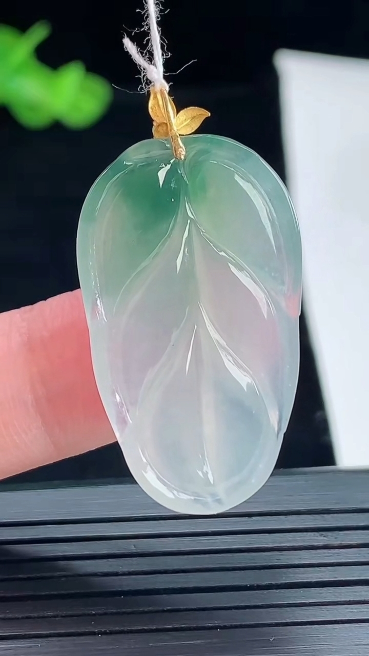 天然A货翡翠金枝玉叶 叶子吊坠，尺寸31.5-20-4重量:5.42g
5月5日