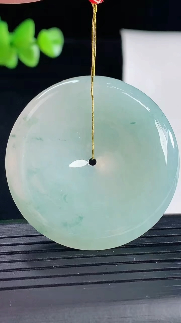 天然A货翡翠飘花平安扣吊坠，尺寸38.5-5.8重量:18.46g
5月5日