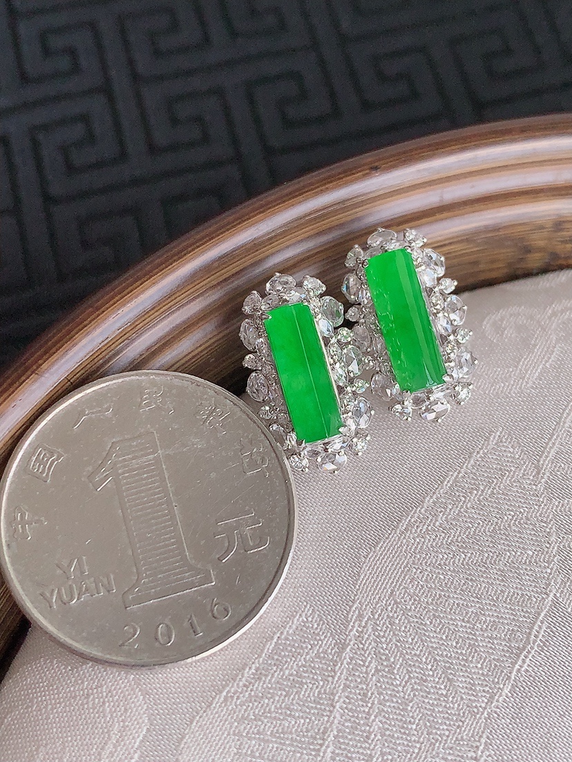 天然A货翡翠18K金伴钻镶嵌阳绿无事牌耳钉 
尺寸11.2-3mm 重量4.00g 0430