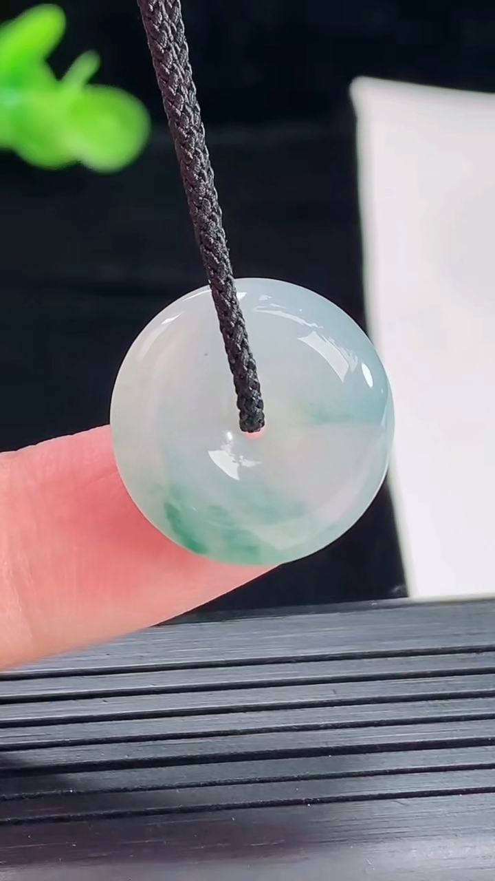 天然A货翡翠冰种飘花平安扣吊坠，尺寸19-6重量:4.12g
5月5日