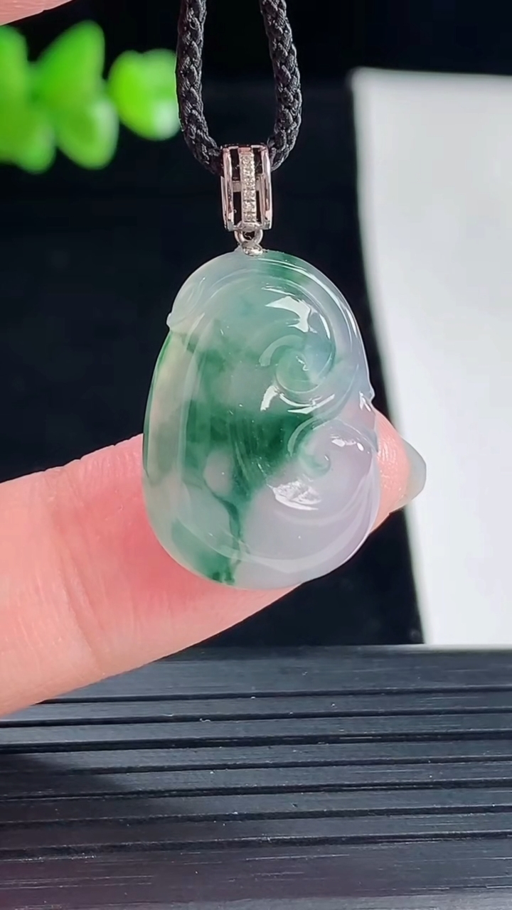 天然A货翡翠种飘花如意吊坠，尺寸22-15.6-5重量:3.58g
5月5日