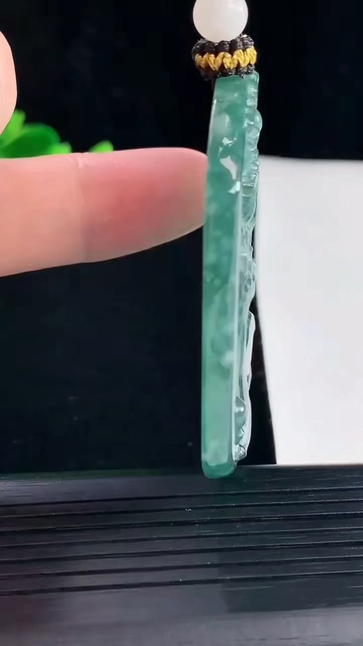 天然A货翡翠蓝水观音菩萨吊坠，尺寸54-46.5-5.5重量:27.63g
5月5日