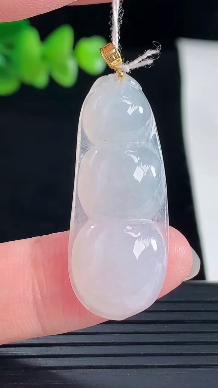 天然A货翡翠种白冰福豆吊坠，尺寸34.5-14.2-5.5重量:5.05g
5月5日