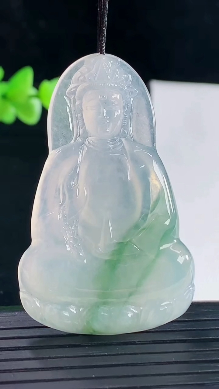 天然A货翡翠冰种飘花素衣观音吊坠，尺寸51-31.6-4.6重量:13.46g
5月5日