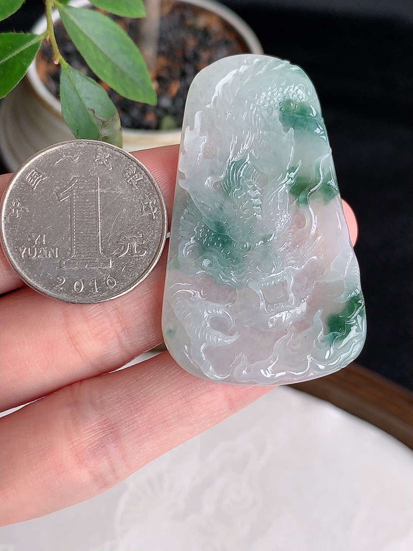 天然A货翡翠飘花龙牌吊坠 
尺寸50.6-30-4.8mm 重量16.33g 0501