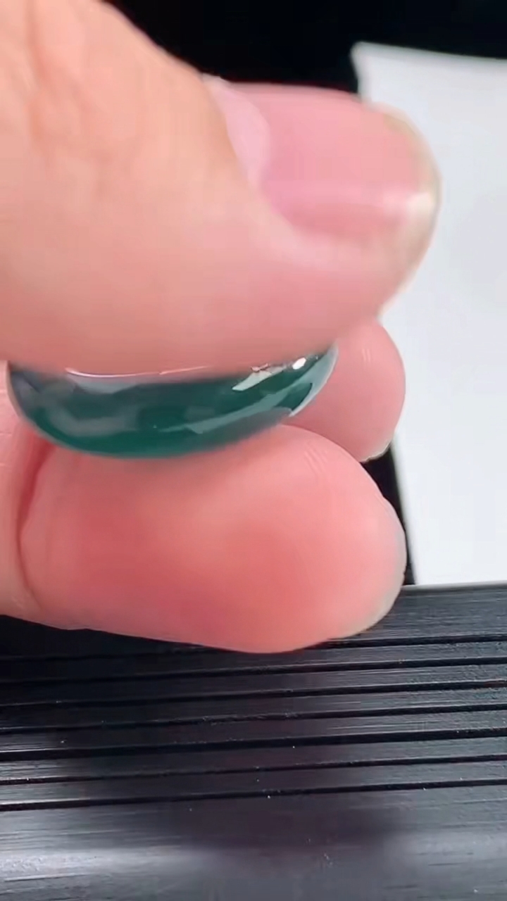 天然A货翡翠蓝水平安扣吊坠，尺寸23-7.2重量:8.39g
5月5日