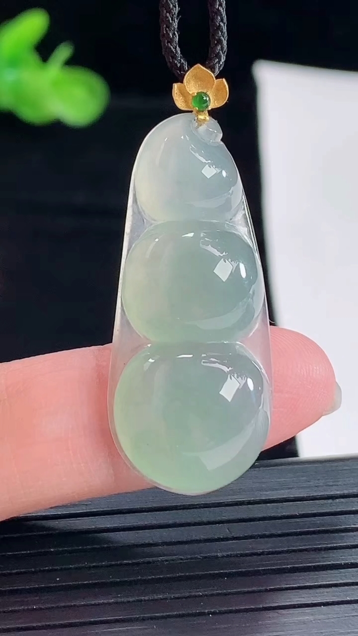 天然A货翡翠福豆吊坠，尺寸35-16-7重量:6.41g
5月5日