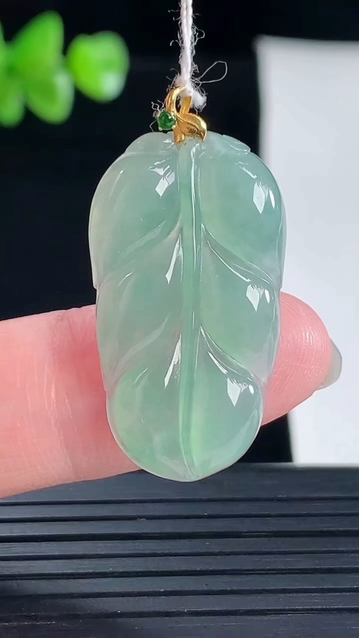天然A货翡翠金枝玉叶 叶子吊坠，尺寸29.5-17-4重量:3.57g
5月5日