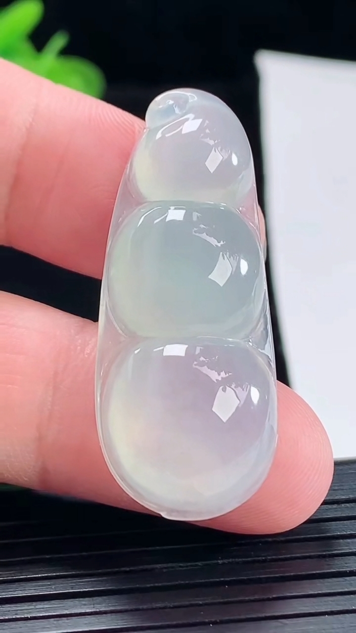 天然A货翡翠福豆吊坠，尺寸42-17-7重量:7.96g
5月5日