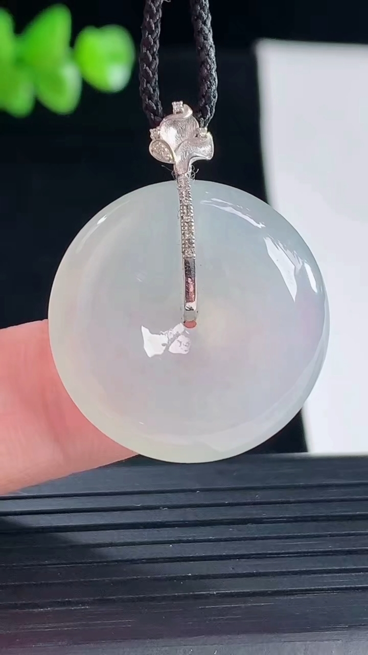 天然A货翡翠平安扣吊坠，尺寸24.6-6重量:7.65g
5月5日