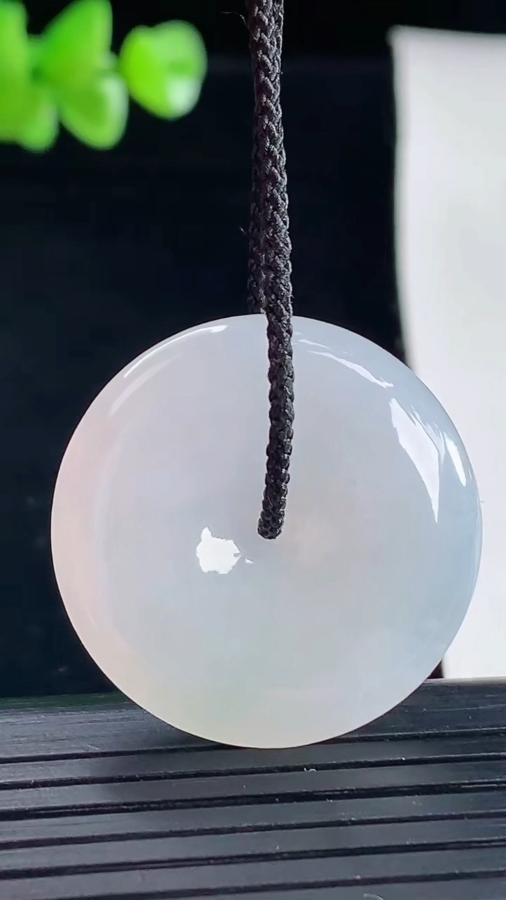 天然A货翡翠平安扣吊坠，尺寸29-5重量:9.08g
5月5日