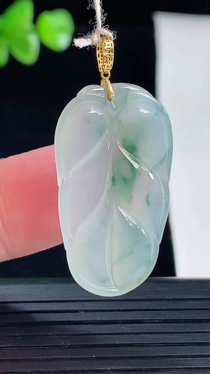 天然A货翡翠种飘花金枝玉叶 叶子吊坠，尺寸30-17.5-4重量:4.19g
5月5日