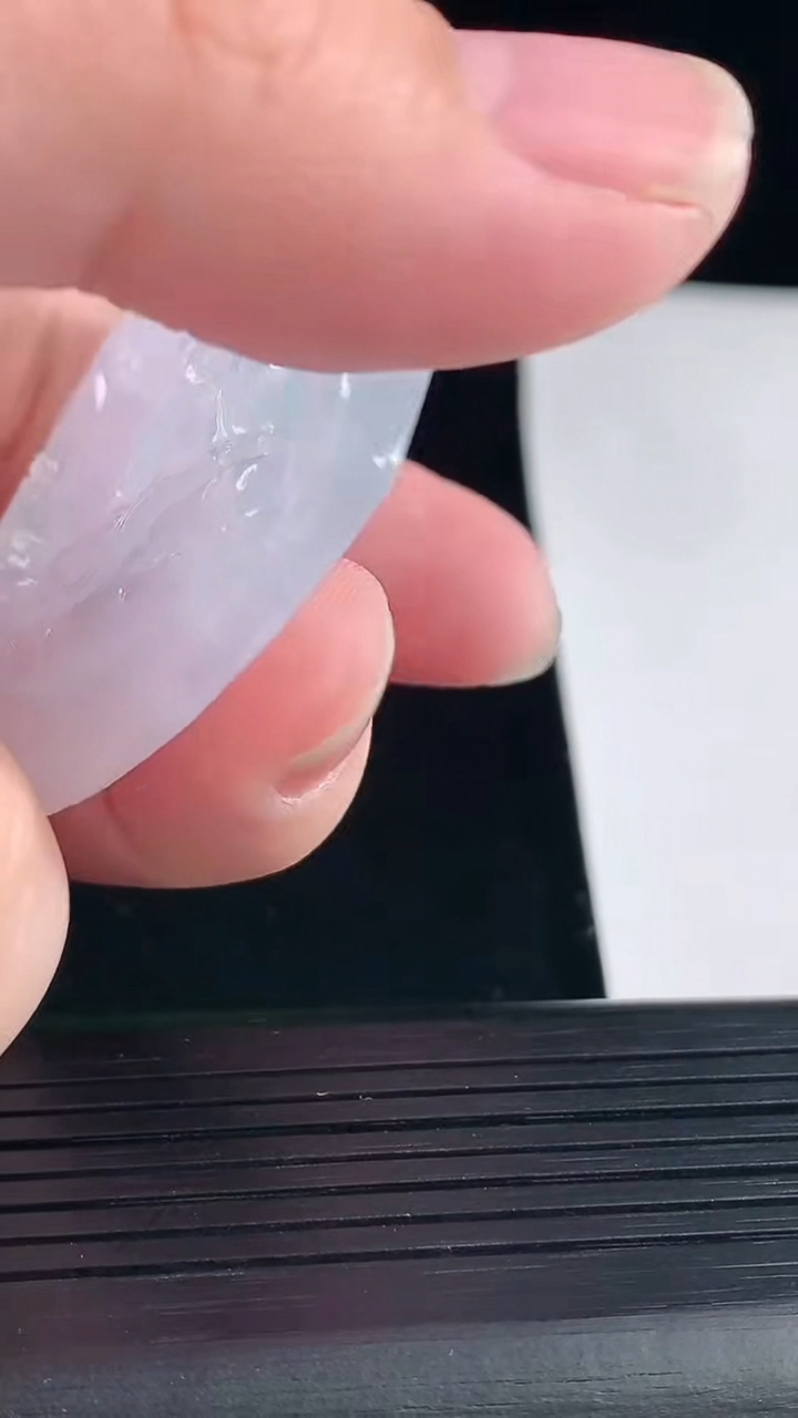 天然A货翡翠大日如来佛吊坠，尺寸52.6-46.2-5.6重量:26.65g
5月5日
