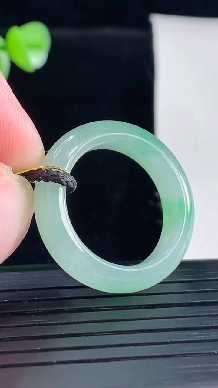 天然A货翡翠玉指环 戒指，尺寸18.6-6-4重量:4.39g2026年5月5日
工厂直销收藏佳品,种好水足，色泽均匀，有种有色，上手高大气！