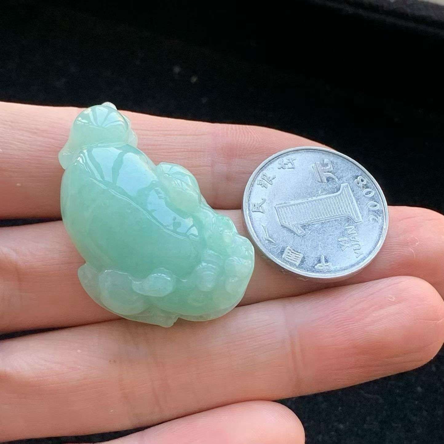A货天然翡翠冰糯种满绿金蟾吊坠重量22.92g
5月5日