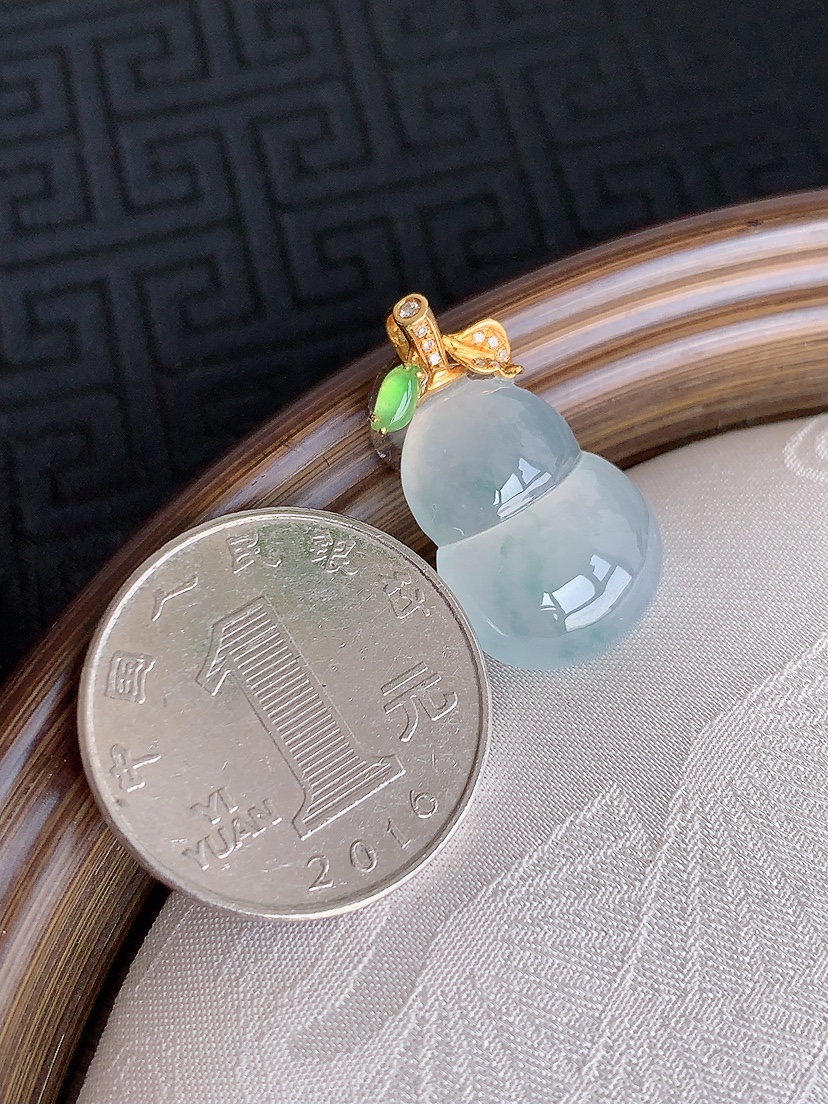 天然A货翡翠18K金镶嵌飘花葫芦吊坠 
尺寸25.6-19.8-14.4-5.2mm 重量3.78g 0501