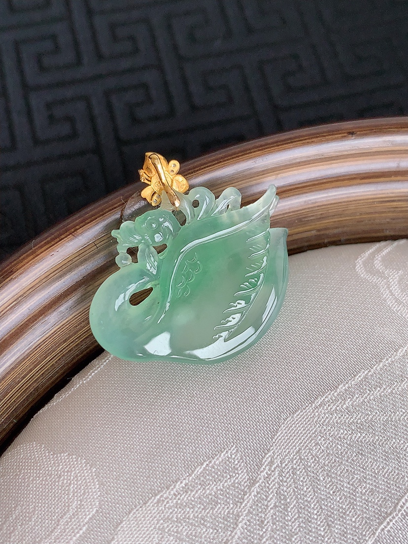 天然A货翡翠18K金扣头晴绿天鹅吊坠 
尺寸25-18.8-27-4mm 重量3.65g 0501