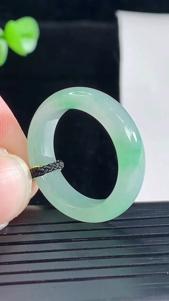 天然A货翡翠玉指环 戒指，尺寸18.6-6-4重量:4.39g2026年5月5日
工厂直销收藏佳品,