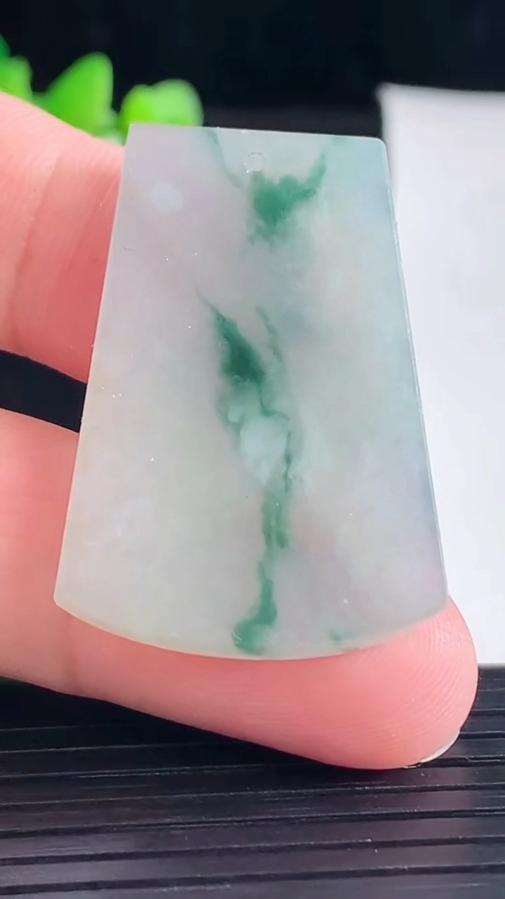 天然A货翡翠飘花无事牌吊坠，尺寸38-26-3.6重量:10.27g
5月5日