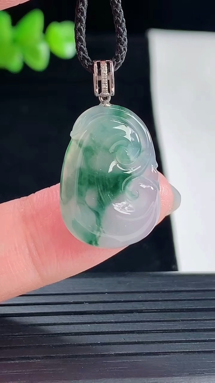 天然A货翡翠种飘花如意吊坠，尺寸22-15.6-5重量:3.58g
5月5日