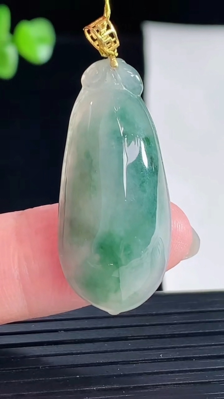 天然A货翡翠18k金飘花福瓜吊坠，尺寸31.5-15-8重量:5.76g
5月5日