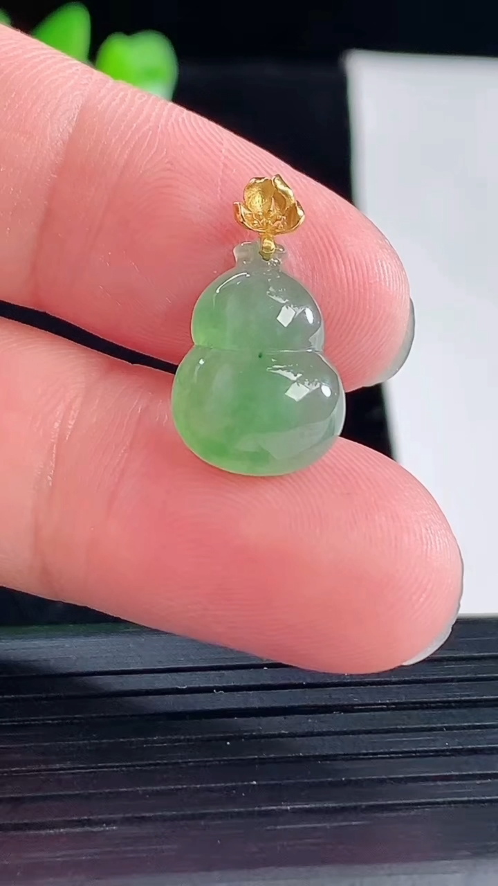 天然A货翡翠葫芦吊坠，尺寸14-11.8-5.2重量:1.56g
5月5日