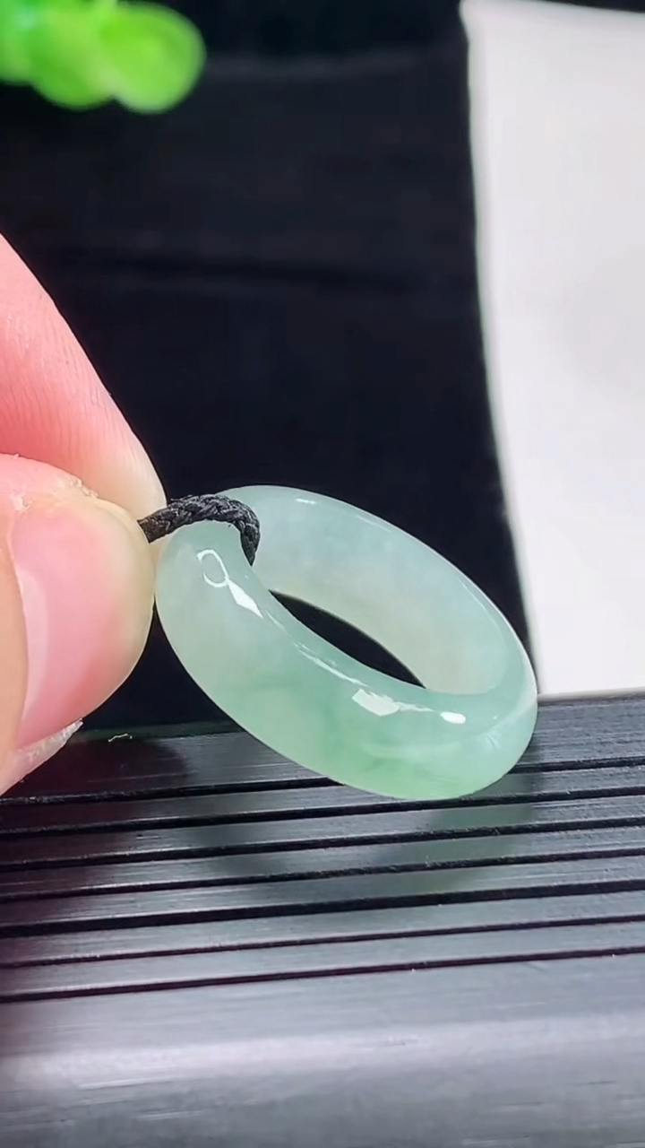 天然A货翡翠玉指环 戒指，尺寸17.6-7-3.3重量:4.08g2026年5月5日
工厂直销收藏佳品,种好水足，色泽均匀，有种有色，上手高大气！