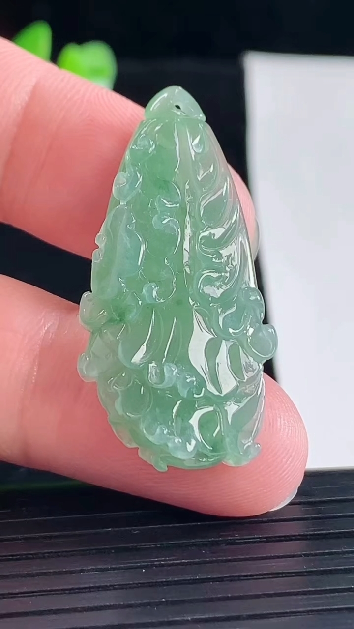 天然A货翡翠白菜吊坠，尺寸38.5-19.5-7.5重量:6.43g
5月5日