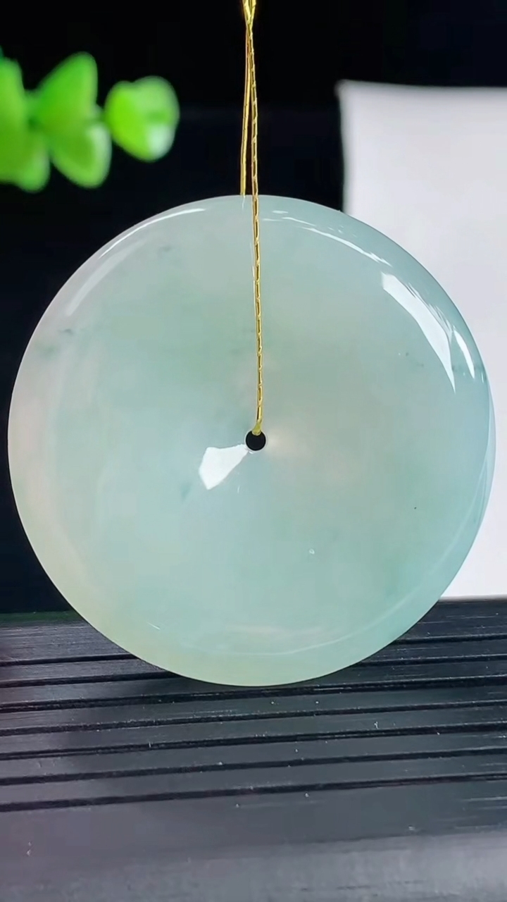 天然A货翡翠飘花平安扣吊坠，尺寸38.5-5.8重量:18.46g
5月5日