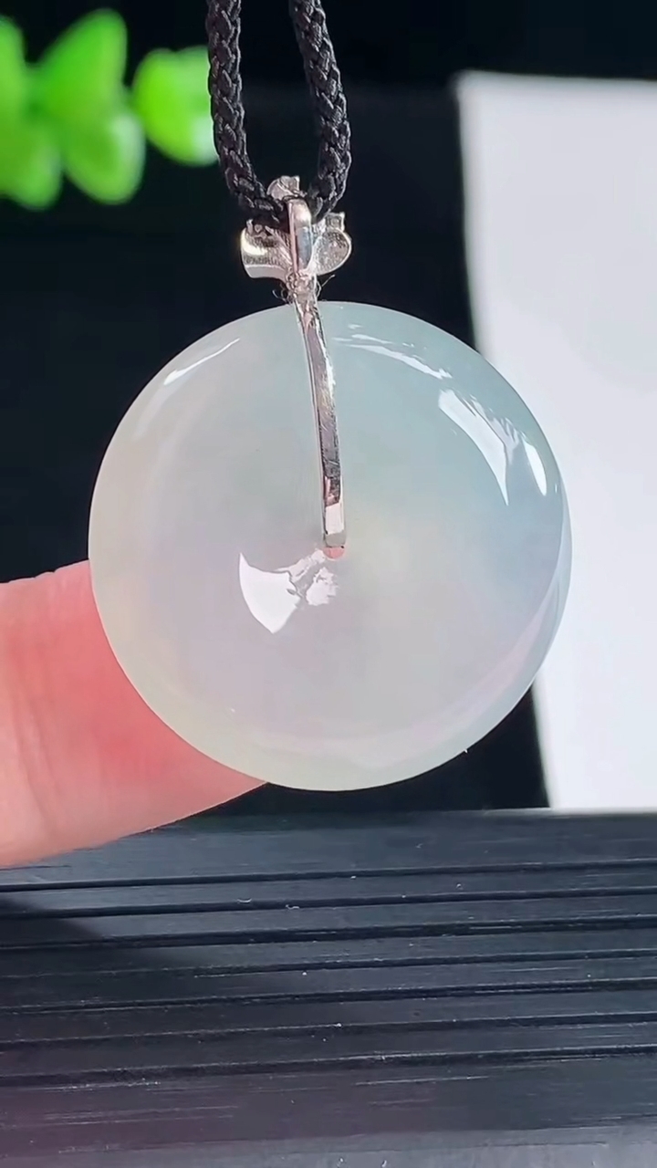 天然A货翡翠平安扣吊坠，尺寸24.6-6重量:7.65g
5月5日