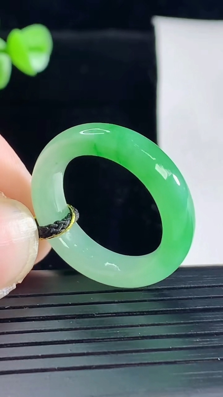 天然A货翡翠玉指环 戒指，尺寸18-6-4.2重量:4.39g2026年5月5日
工厂直销收藏佳品,