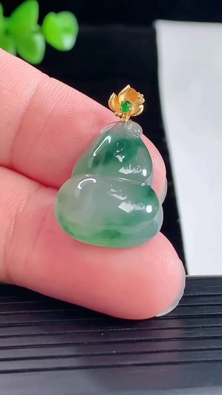 天然A货翡翠种飘花葫芦吊坠，尺寸20.5-17-7.8重量:4.40g
5月5日