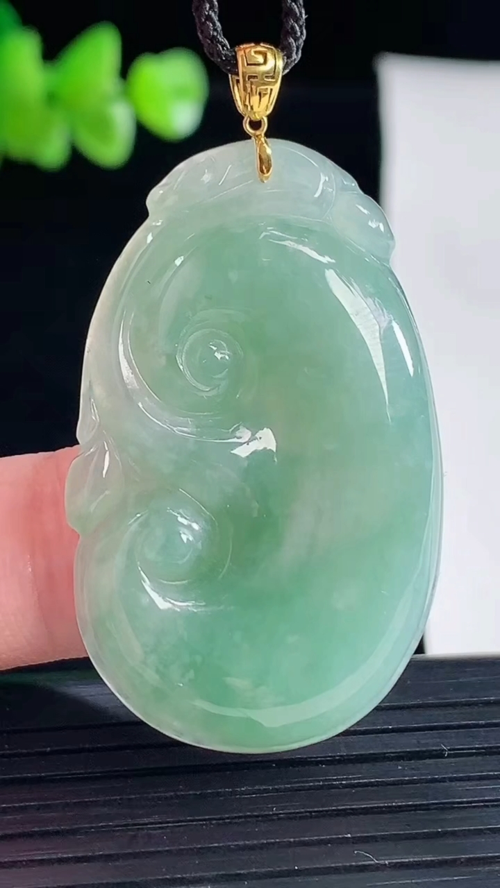 天然A货翡翠如意吊坠，尺寸37.5-25.5-5.2重量:10.35g
5月5日