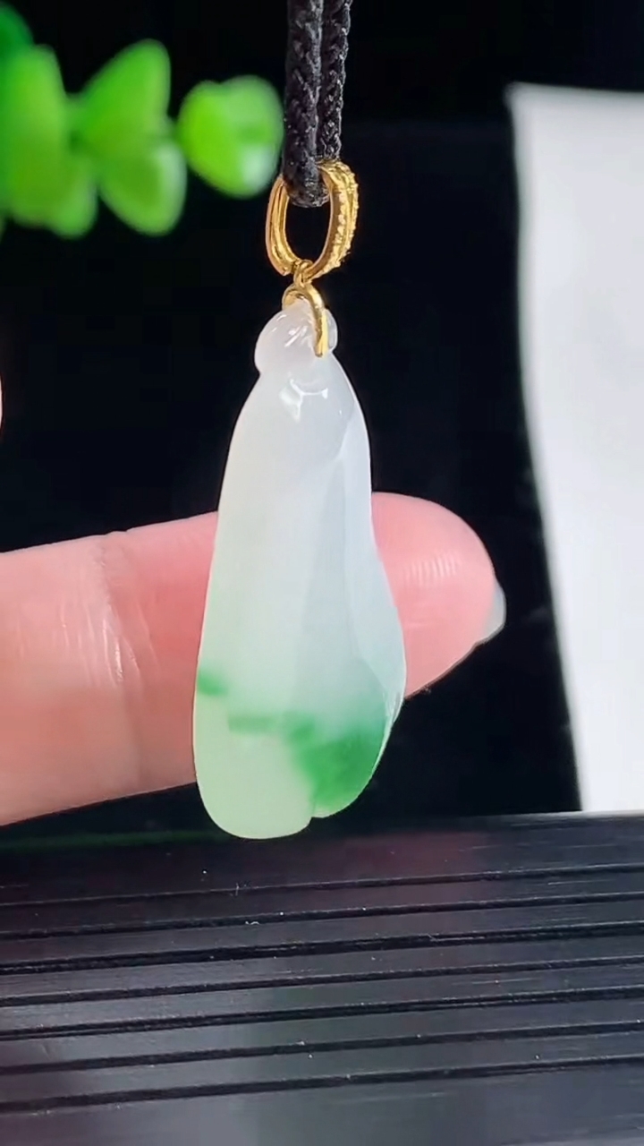 天然A货翡翠18k金飘花福瓜吊坠，尺寸29-17-6重量:5.68g
5月5日
