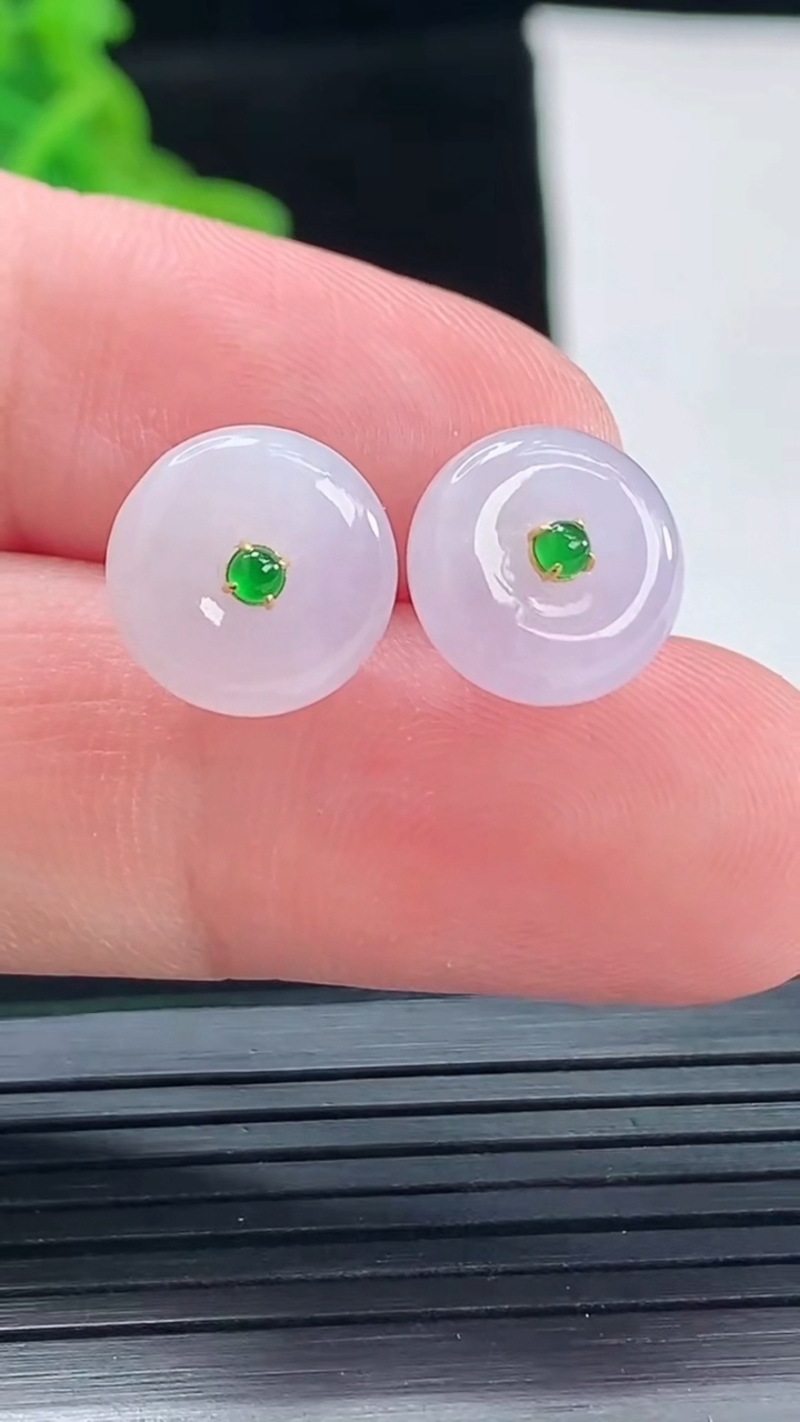 天然A货翡翠18k金紫罗兰算盘珠耳钉，尺寸11-4.8重量:2.85g5月5日
工厂直销收藏佳品,种好水足，色泽均匀，有种有色，上手高大气！
