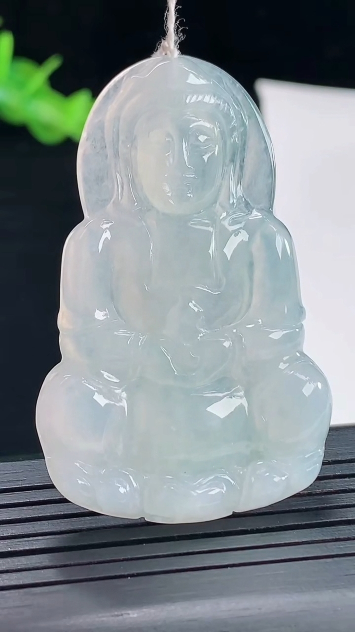 天然A货翡翠正装观音吊坠，尺寸53-34-5重量:14.32g
5月5日